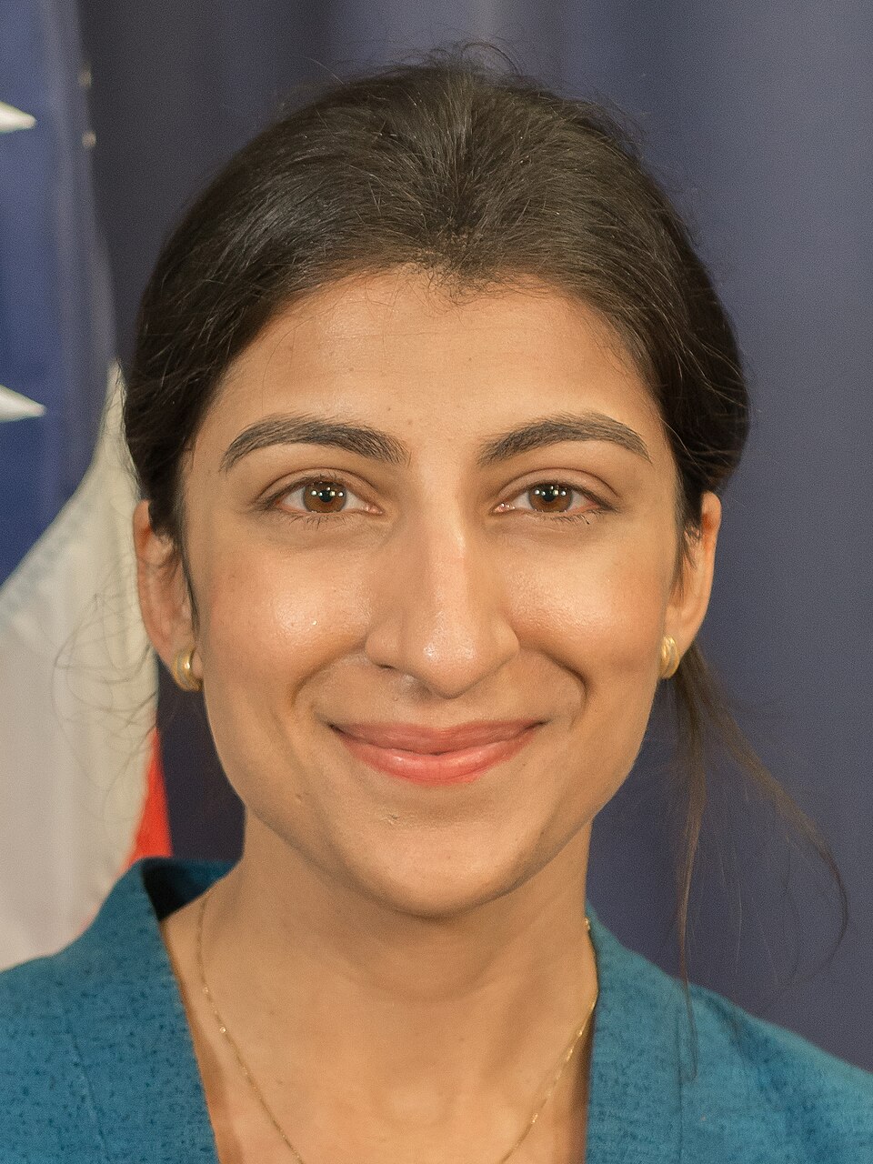 Portrait officiel de Lina Khan, ancienne présidente de la Federal Trade Commission