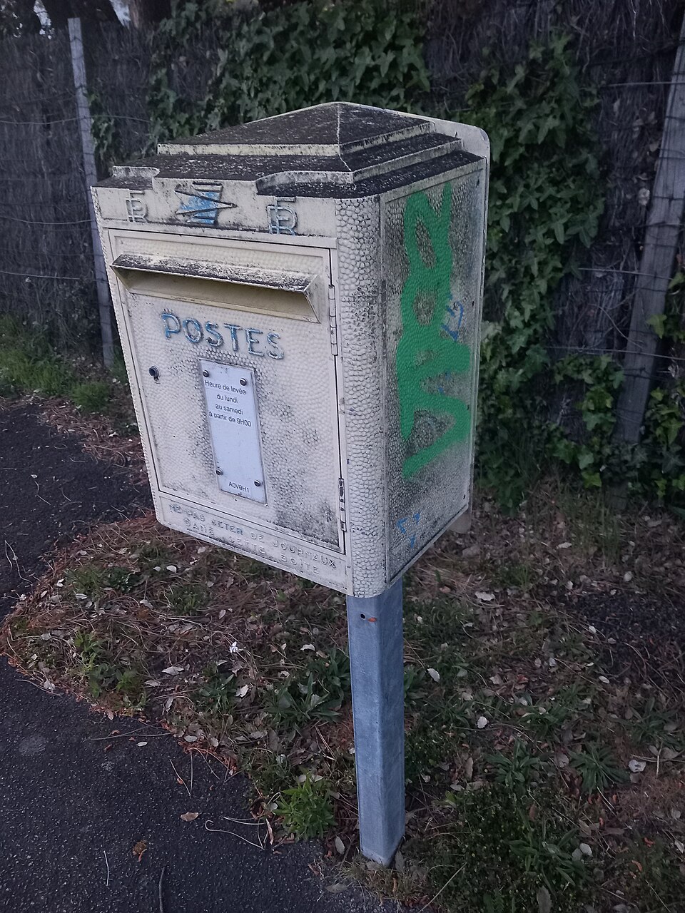 Une boîte aux lettres jaune de La Poste, en France